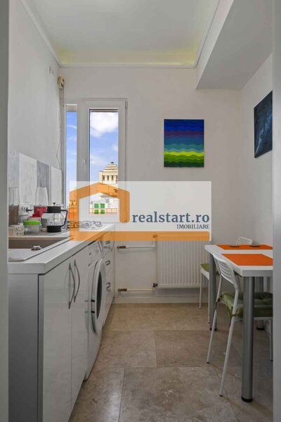 Piata Romana, vedere spectaculoasa, renovat total, inclusiv instalatii.