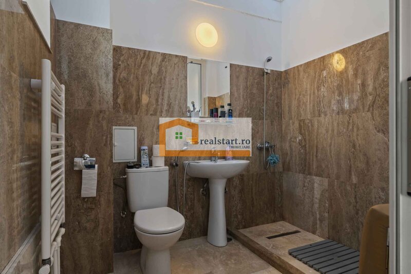 Piata Romana, vedere spectaculoasa, renovat total, inclusiv instalatii.